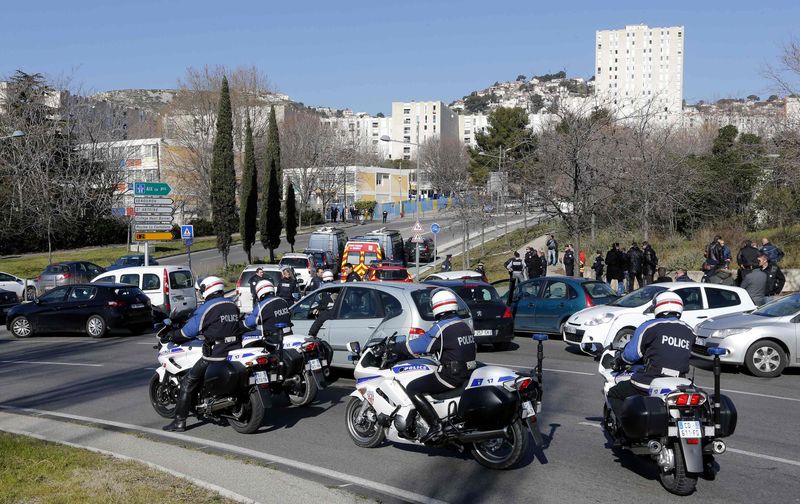 © Reuters. Polícia francesa em rua de Marselha
