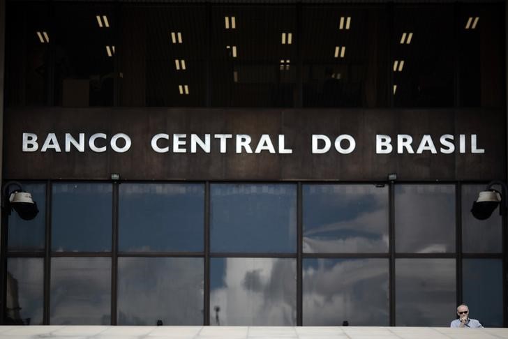 © Reuters. Homem caminha em frente ao prédio do Banco Central, em Brasília