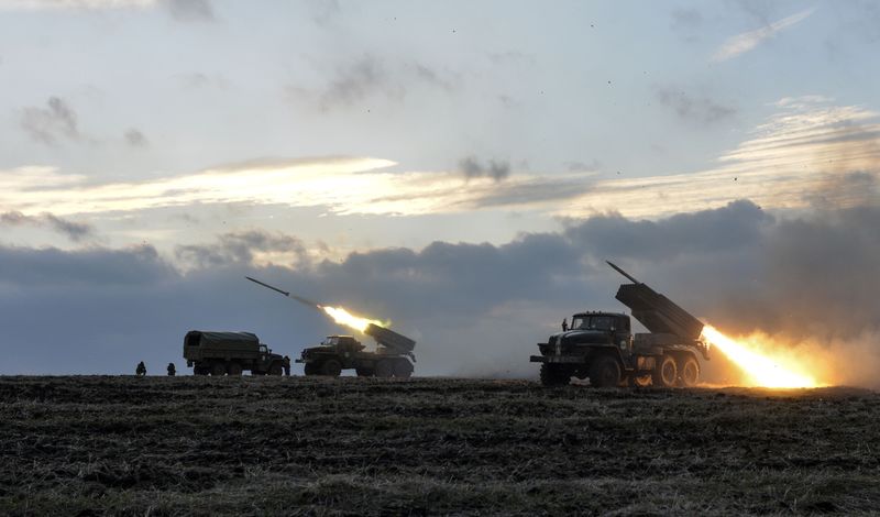 © Reuters. Militares ucranianos  lançam mísseis Grad contra forças separatistas pró-Rússia perto de Debaltseve, no leste da Ucrânia