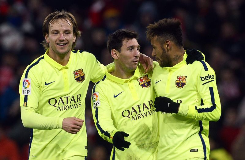 © Reuters. Jogadores do Barcelona Rakitic, Messi e Neymar comemoram gol na vitória sobre o Athletic Bilbao