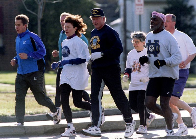 © Reuters. File photo of cyclist Lemond, Page, President Clinton, Minnesota State Representative Kahn, and Minnesota Supreme Court Justice Page jogging near Lake Como in St. Paul