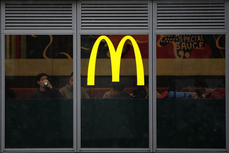 © Reuters. The logo of McDonald's is seen on its restaurant facade in Tokyo