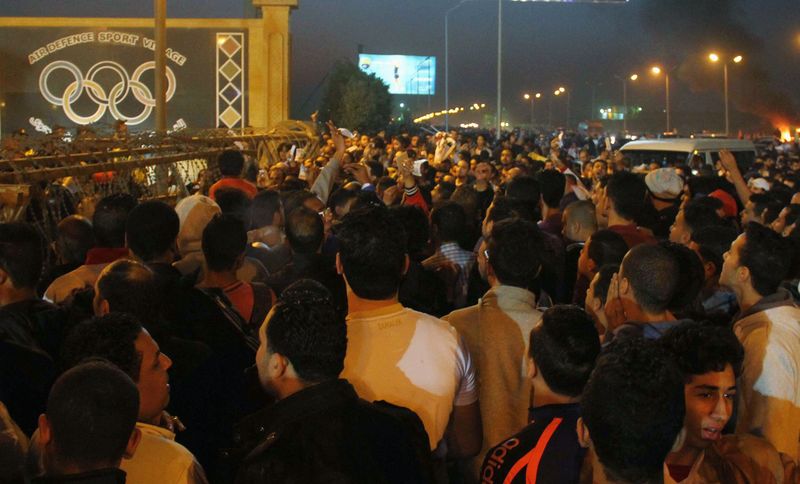 © Reuters. الفيفا ينتظر نتيجة التحقيقات في سقوط قتلى ويمد يد العون لمصر