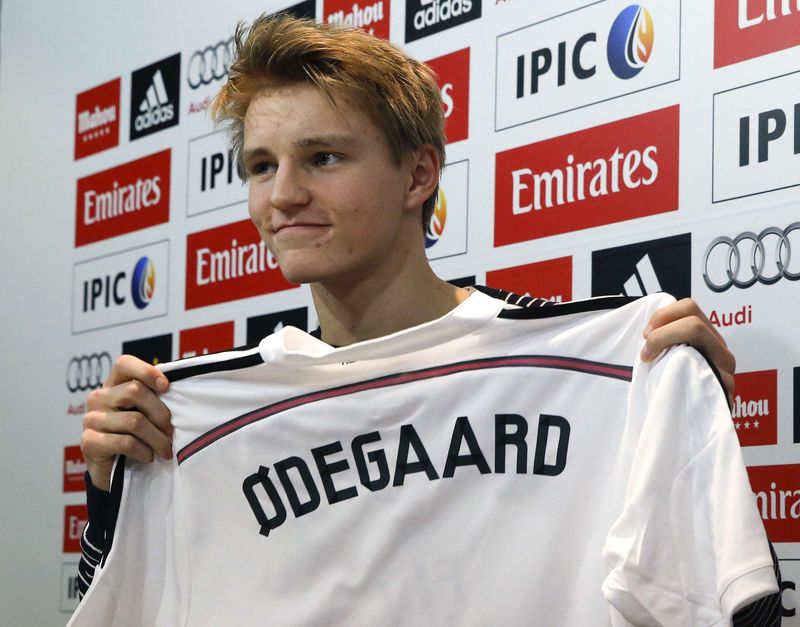 © Reuters. Real Madrid's new teenage signing Martin Odegaard holds up his jersey during his presentation in Madrid