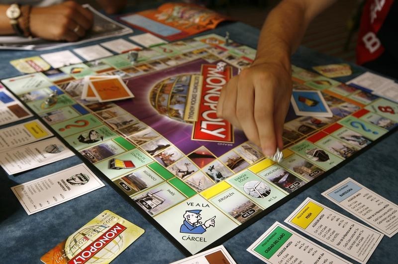 © Reuters. Игроки в "Монополию" пытаются установить мировой рекорд по числу играющих одновременно