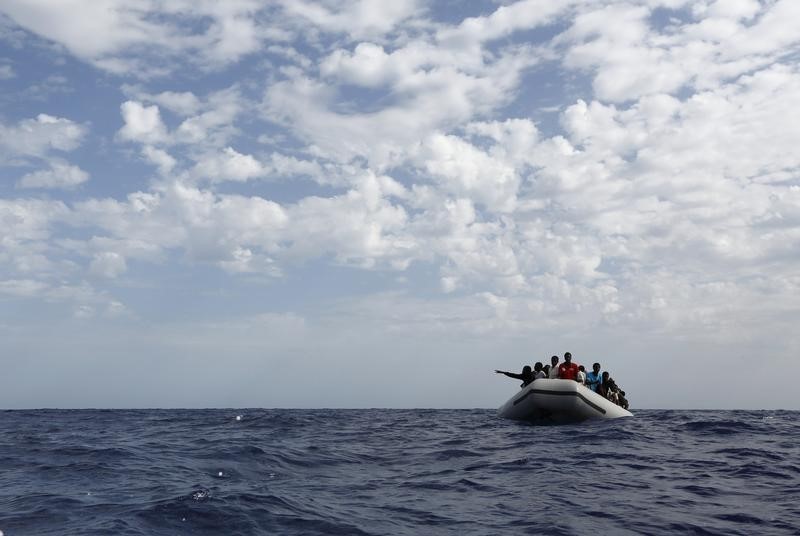 © Reuters. Al menos 25 inmigrantes mueren tras ser rescatados del mar en Italia  