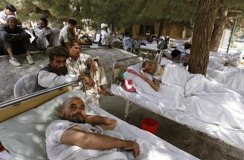 © Reuters. الصليب الاحمر:قتلى المحاربين الافغان زاد بأكثر من المثلين في 2014 عن العام السابق
