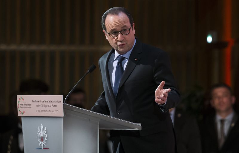 © Reuters. French President Francois Hollande delivers a speech during the Franco-African Forum at the Bercy Finance Ministry in Paris