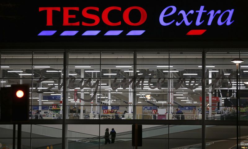 © Reuters. Shoppers arrive at a Tesco superstore in Altrincham, northern England