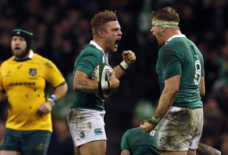 © Reuters. Ireland's Madigan and Heaslip celebrate beating Australia in their international rugby test match in Dublin