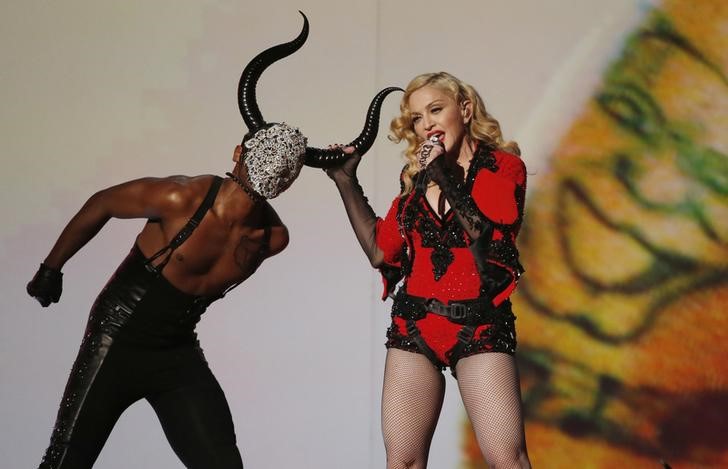 © Reuters. Madonna canta "Living for Love" no Grammy 