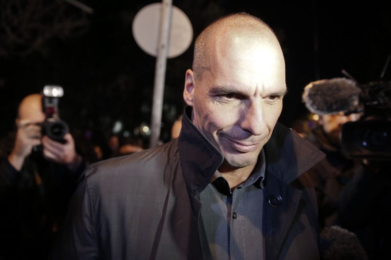 © Reuters. Varoufakis no rompe corazones en Alemania, pero no pasa desapercibido