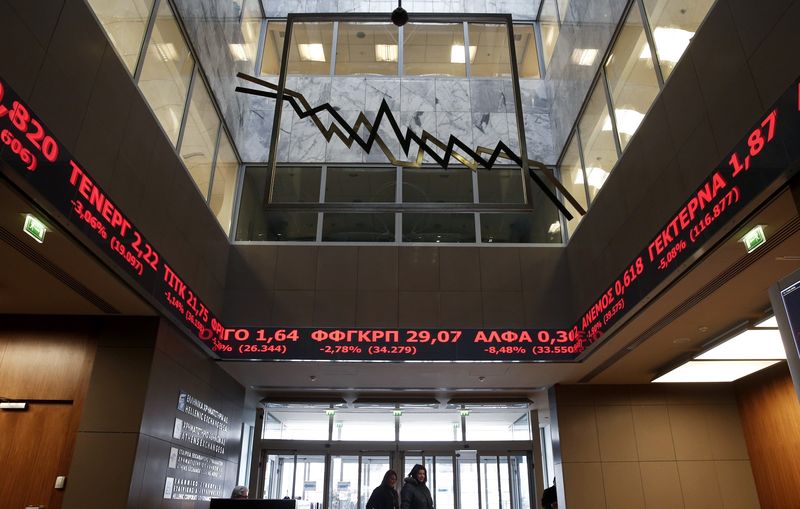 © Reuters. Painel eletrônico no hall de entrada da bolsa de valores de Atenas mostra cotações de ações 