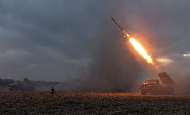 © Reuters. Tropas ucranianas lançam foguete contra forças separatistas no leste da Ucrânia