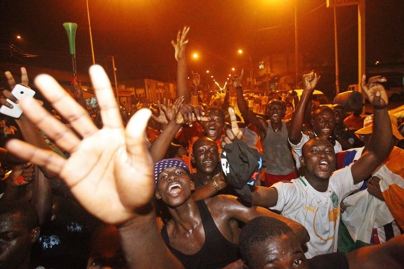 © Reuters. Marfinenses comemoram conquista da Copa Africana de Nações 