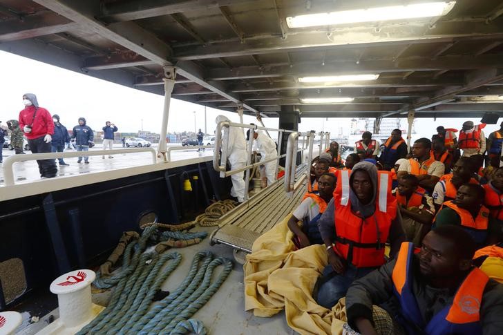© Reuters. Imigrantes a bordo de um navio chegando na Sicília