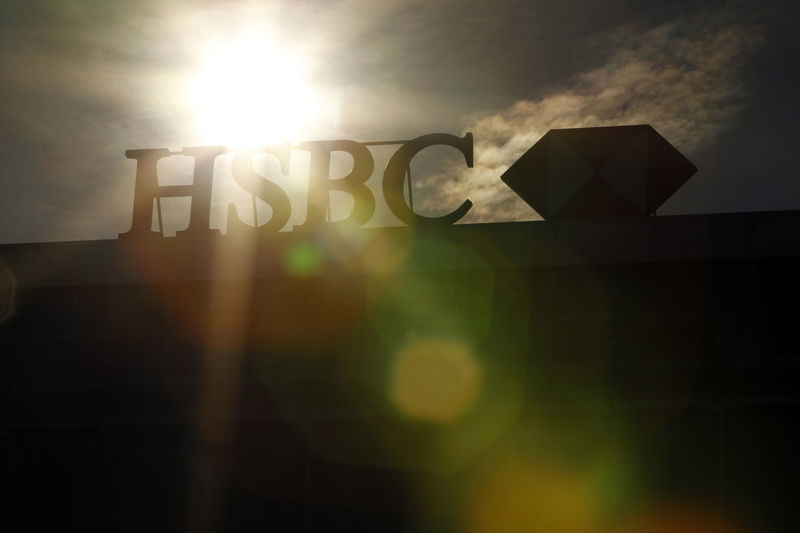 © Reuters. HSBC logo is pictured at a Swiss branch of the bank, in Geneva