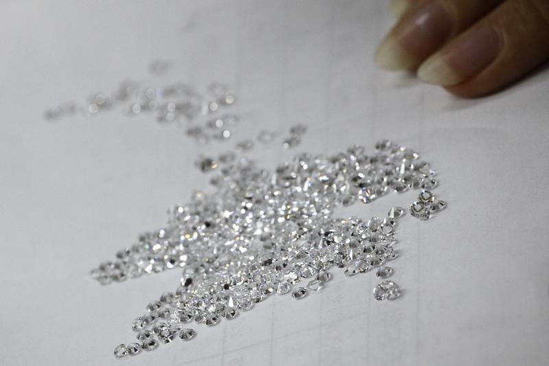 © Reuters. An employee checks diamonds at a jewellery factory in China's southern city of Shenzhen