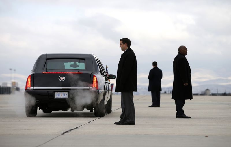 © Reuters. Secret Service agents keep watch on the tarmac as U.S. President Barack Obama arrives in Boise