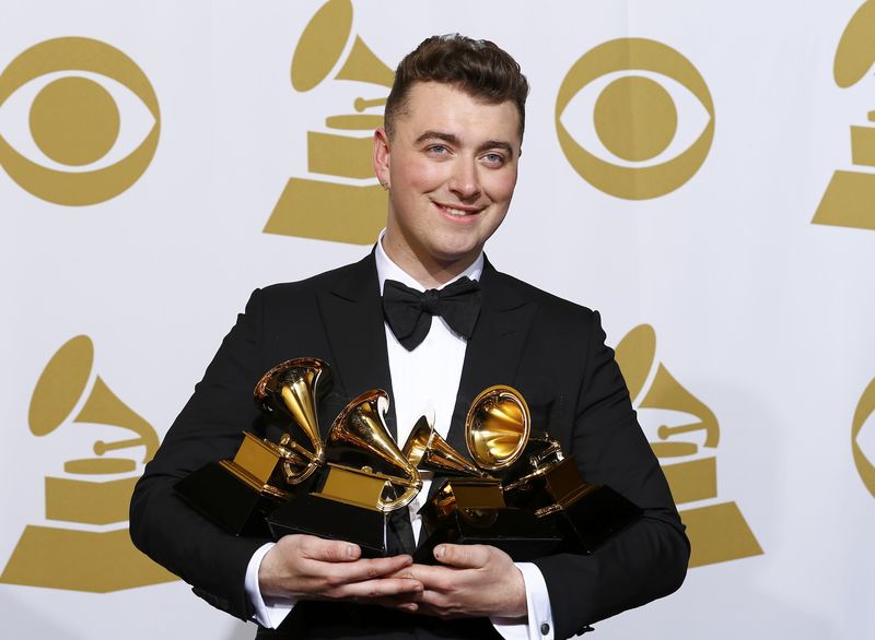 © Reuters. Sam Smith poses with his awards during the 57th annual Grammy Awards in Los Angeles