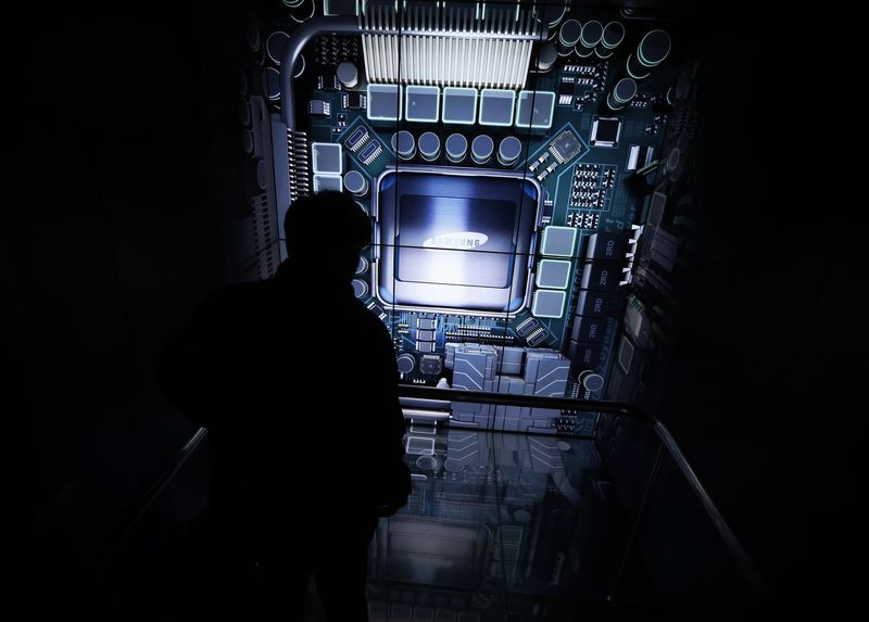 © Reuters. File picture of a man touring a Samsung Electronics showroom in Seoul