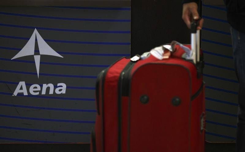 © Reuters. A costumer stands at the information desk in the Terminal 4 of Madrid's Adolfo Suarez Barajas airport