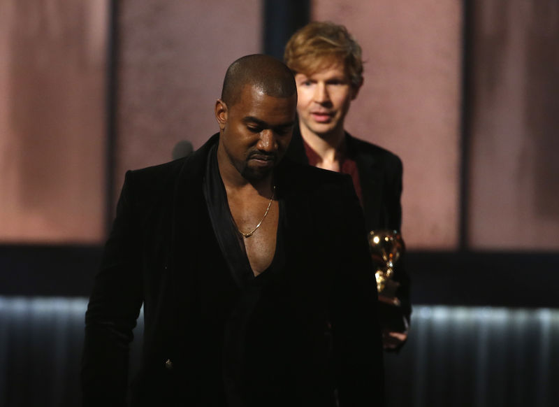 © Reuters. Beck observa Kanye West, que surpreendeu ao subir ao palco no Grammy 