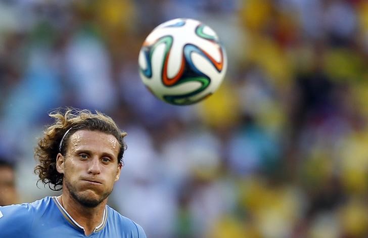 © Reuters. Uruguay's Forlan watches the ball during their 2014 World Cup Group Dsoccer match against Costa Rica at the Castelao stadium in Fortaleza 