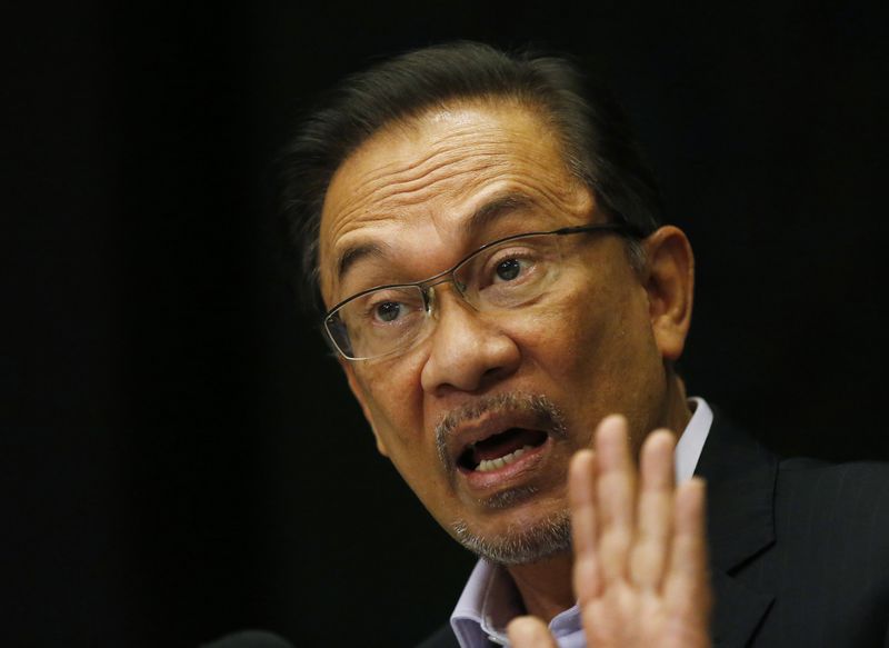 © Reuters. إدانة الزعيم الماليزي المعارض أنور إبراهيم باللواط