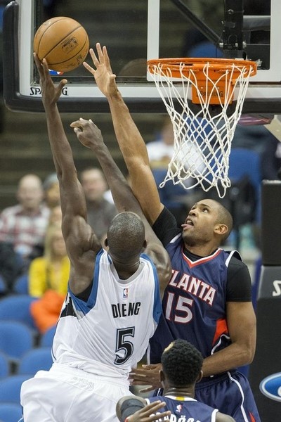 © Reuters. هوكس يضع حدا لانتصارات تيمبروولفز في دوري كرة السلة الامريكي