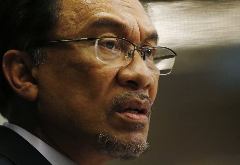 © Reuters. المحكمة العليا في ماليزيا تؤيد حكما بالسجن على الزعيم المعارض أنور إبراهيم