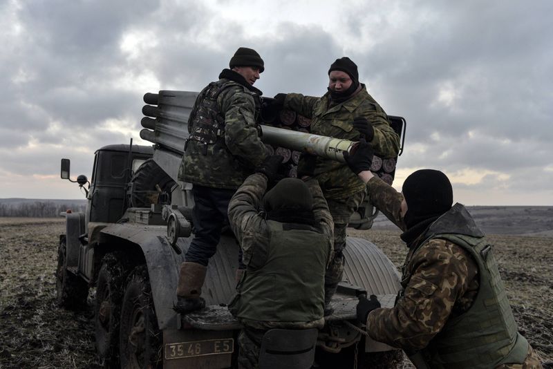 © Reuters. وزير دفاع بولندا يقول إن تزويد أوكرانيا بالسلاح خيار أخير