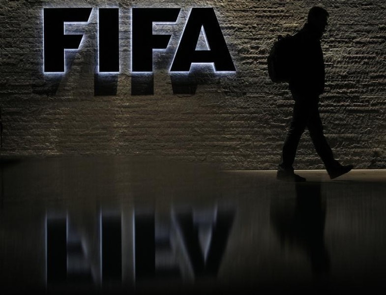 © Reuters. Los cuatro candidatos a presidir la FIFA pasan el "examen de integridad"