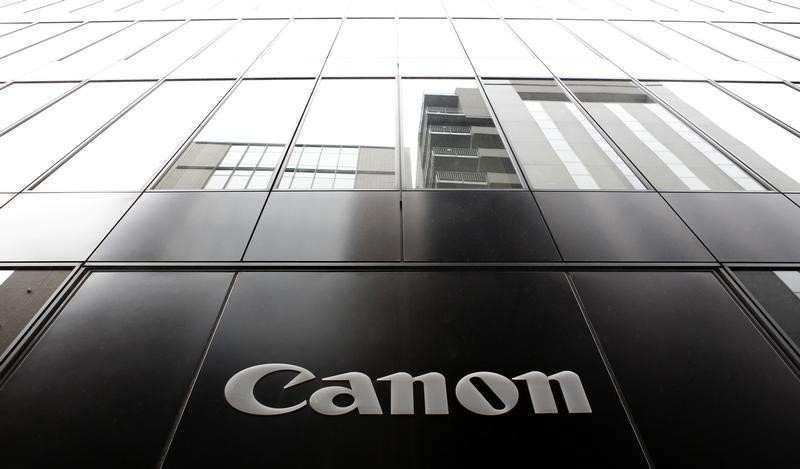 © Reuters. A logo of Canon Inc is pictured at the company's showroom in Tokyo