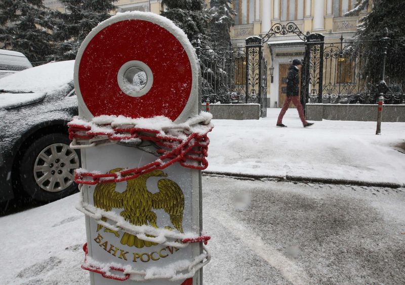 © Reuters. Парковочный столб у здания Банка России в Москве 