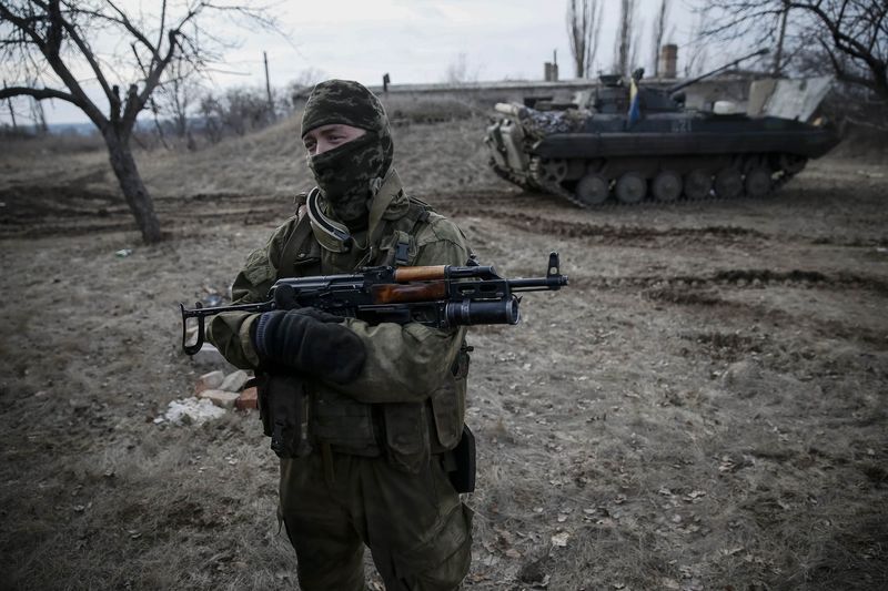 © Reuters. القوات الأوكرانية تشن هجوما قرب ماريوبول في شرق أوكرانيا