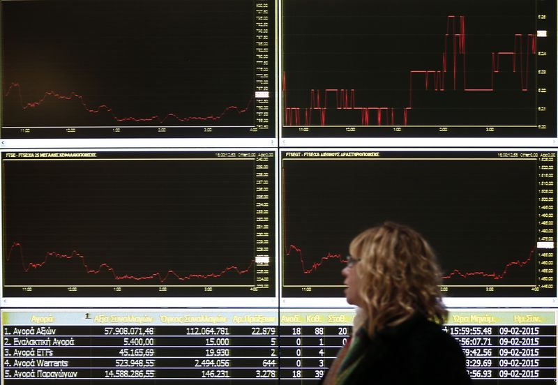 © Reuters. Женщина на фондовой бирже в Афинах 