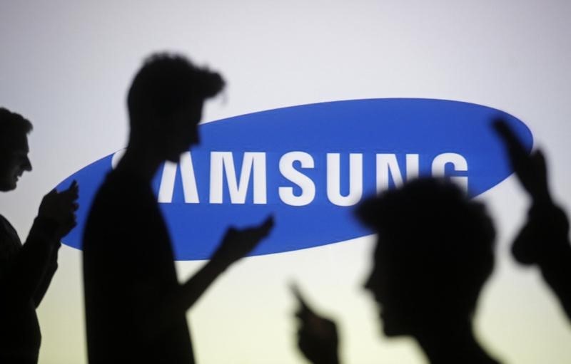 © Reuters. Fotografia ilustrativa de pessoas em frente uma tela com o logo da Samsung projetado