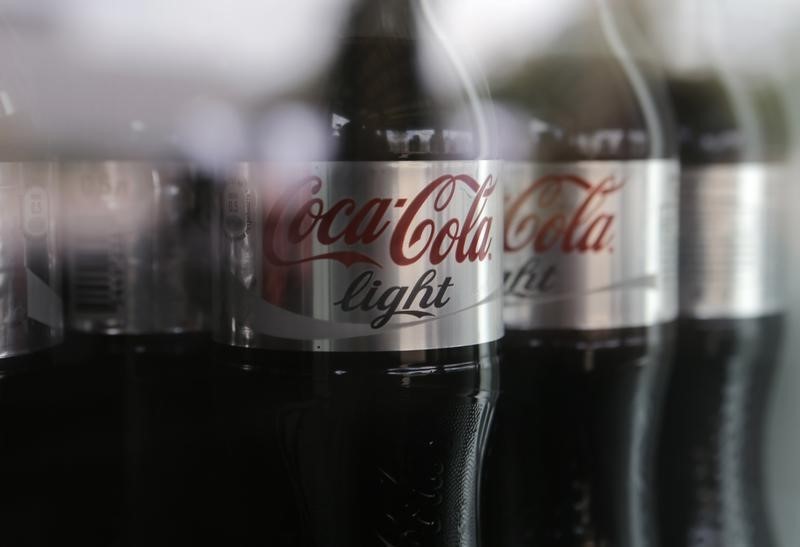 © Reuters. Coca-Cola bottles are seen inside a refrigerator of a shop in Moscow