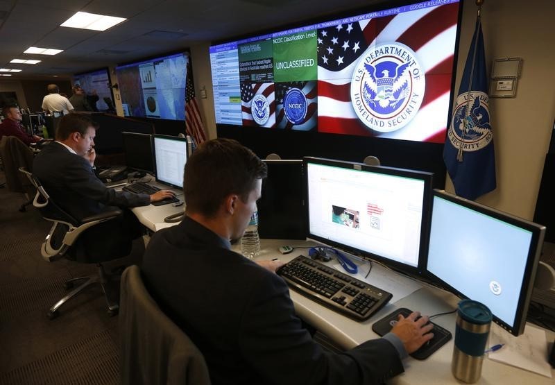 © Reuters. U.S. Department of Homeland Security employees work inside the National Cybersecurity and Communications Integration Center in Arlington