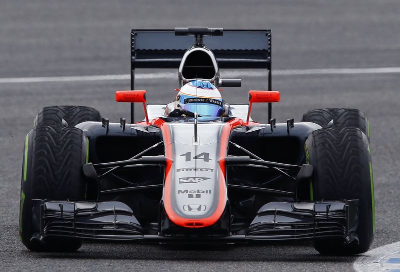 © Reuters. O piloto de Fórmula 1 da McLaren Fernando Alonso durante a pré-temporada na pista de Jerez, no sul da Espanha