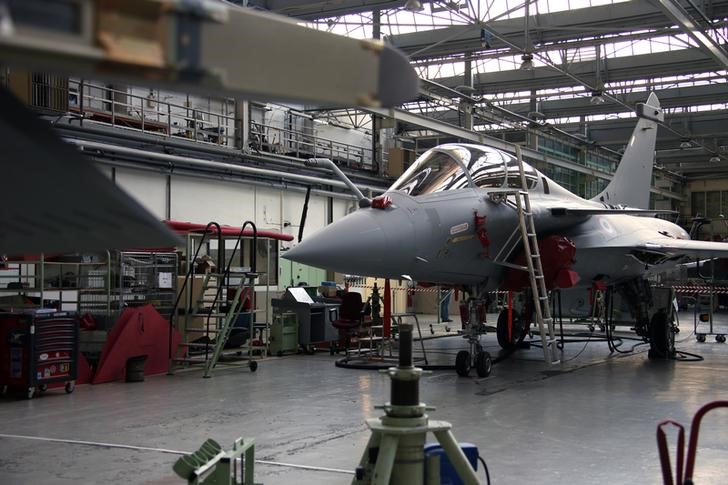 © Reuters. مصدر: إتمام صفقة بيع مقاتلات رافال الفرنسية لمصر "وشيك"