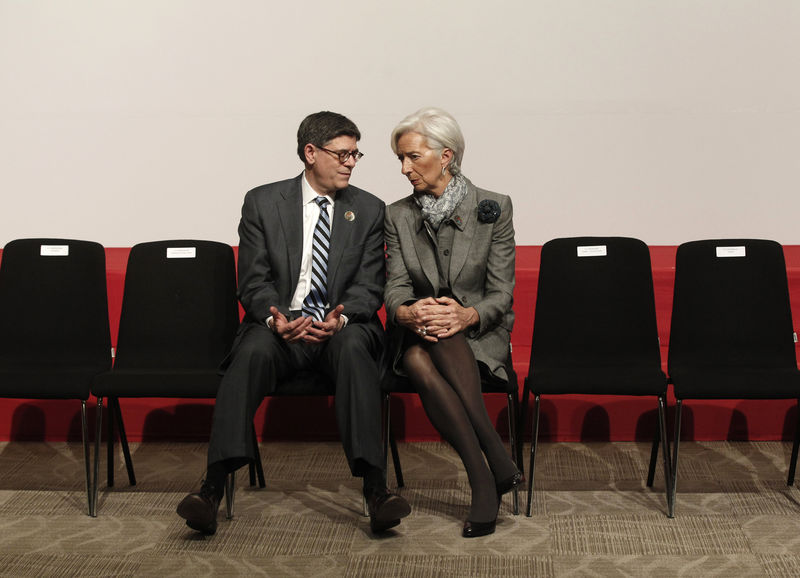 © Reuters. La direttrice dell'Fmi Christine Lagarde a colloquio oggi col segretario al Tesoro Usa Jack Lew a Istanbul