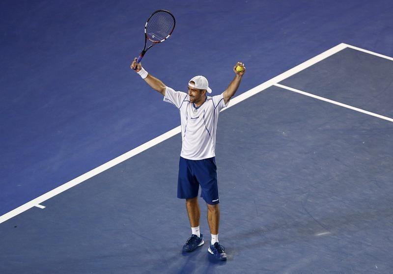 © Reuters. Benjamin Becker of Germany celebrates after defeating Lleyton Hewitt of Australia during their men's singles second round match at the Australian Open 2015 tennis tournament in Melbourne 