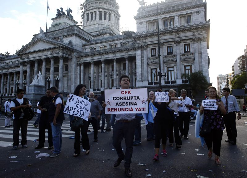 © Reuters. Manifestantes pedem justiça em caso de promotor argentino morto 