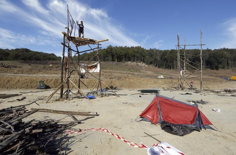 © Reuters. LA JUSTICE ORDONNE LEXPULSION DE CERTAINS ZADISTES DE SIVENS