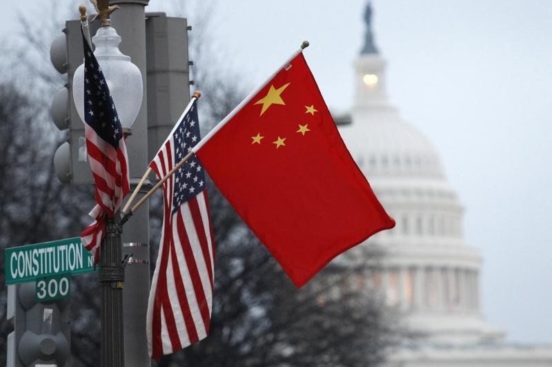 © Reuters. The People's Republic of China flag and the U.S. Stars and Stripes fly on a lamp post along Pennsylvania Avenue near the U.S. Capitol in Washington