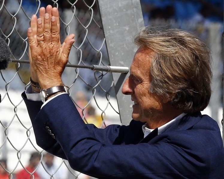 © Reuters. Luca di Montezemolo, então presidente da Ferrari, acena para torcedores durante o Grande Prêmio da Itália em Monza