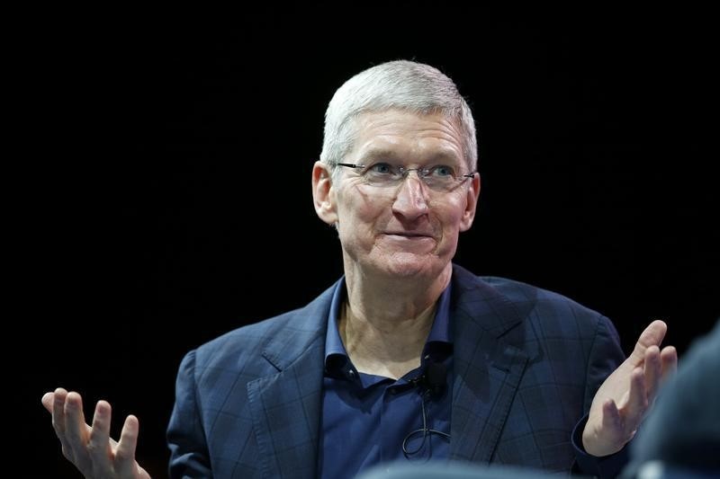 © Reuters. Apple CEO Tim Cook speaks at the WSJD Live conference in Laguna Beach