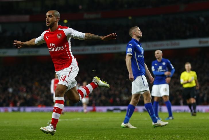© Reuters. Walcott, do Arsenal, comemora gol contra Leicester City